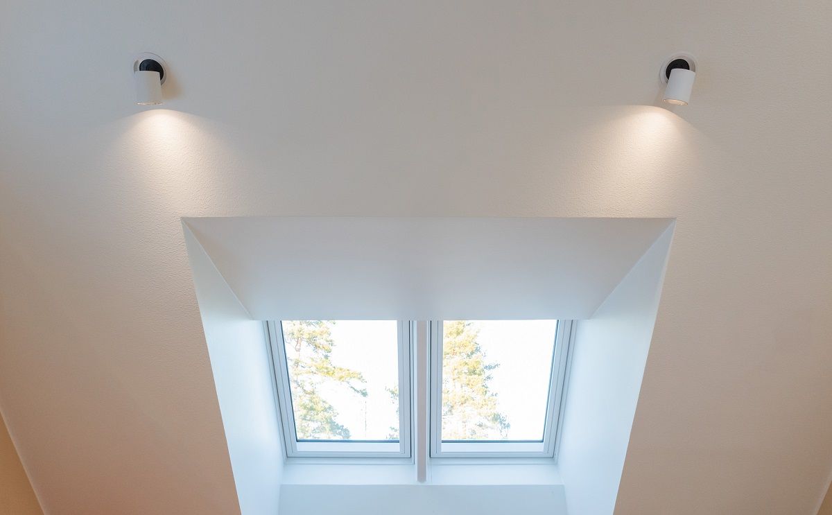 Gli spot KOLO in ufficio possono essere regolati alla temperatura di colore desiderata e dimmerati in modo continuo. Gli spot sono posizionati su entrambi i lati della finestra.